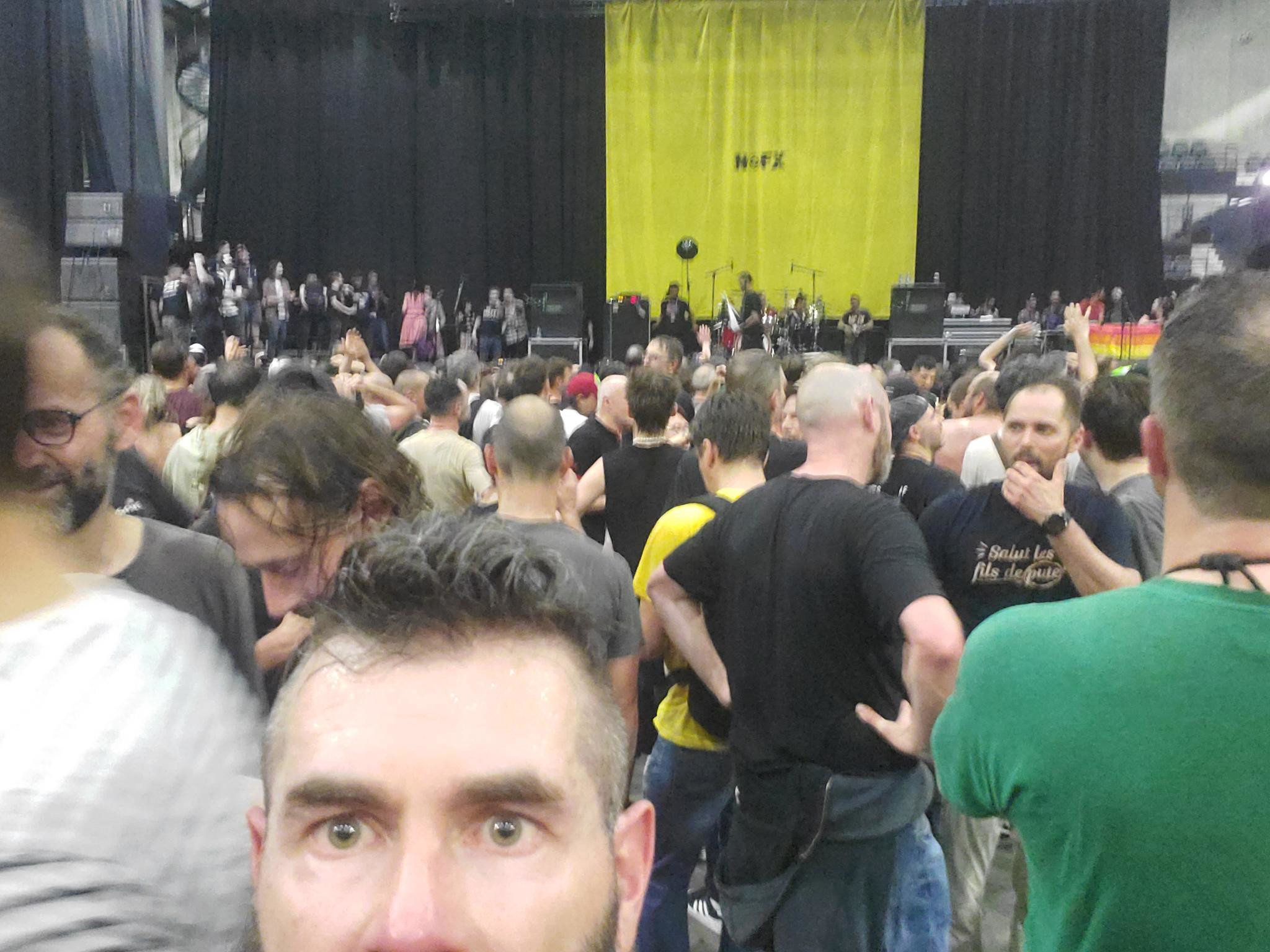 Selfie d'après concert, trempé de sueurs et les yeux rougies d'émotions